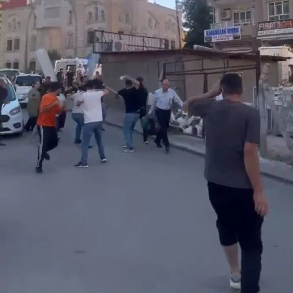 Mardin'de Taşlı Sopalı Kavga! Borç Yüzünden Ortalık Karıştı!