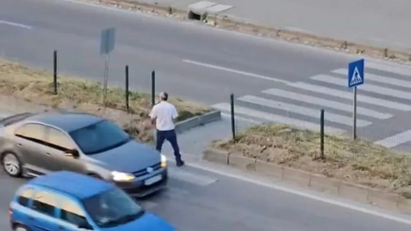 Yaya geçidinde defalarca karşıya geçip geri döndü