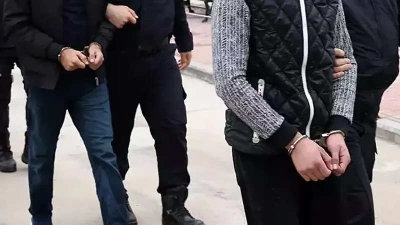 Yurt dışına çıkmaya çalışan biri FETÖ şüphelisi 4 kişi yakalandı!